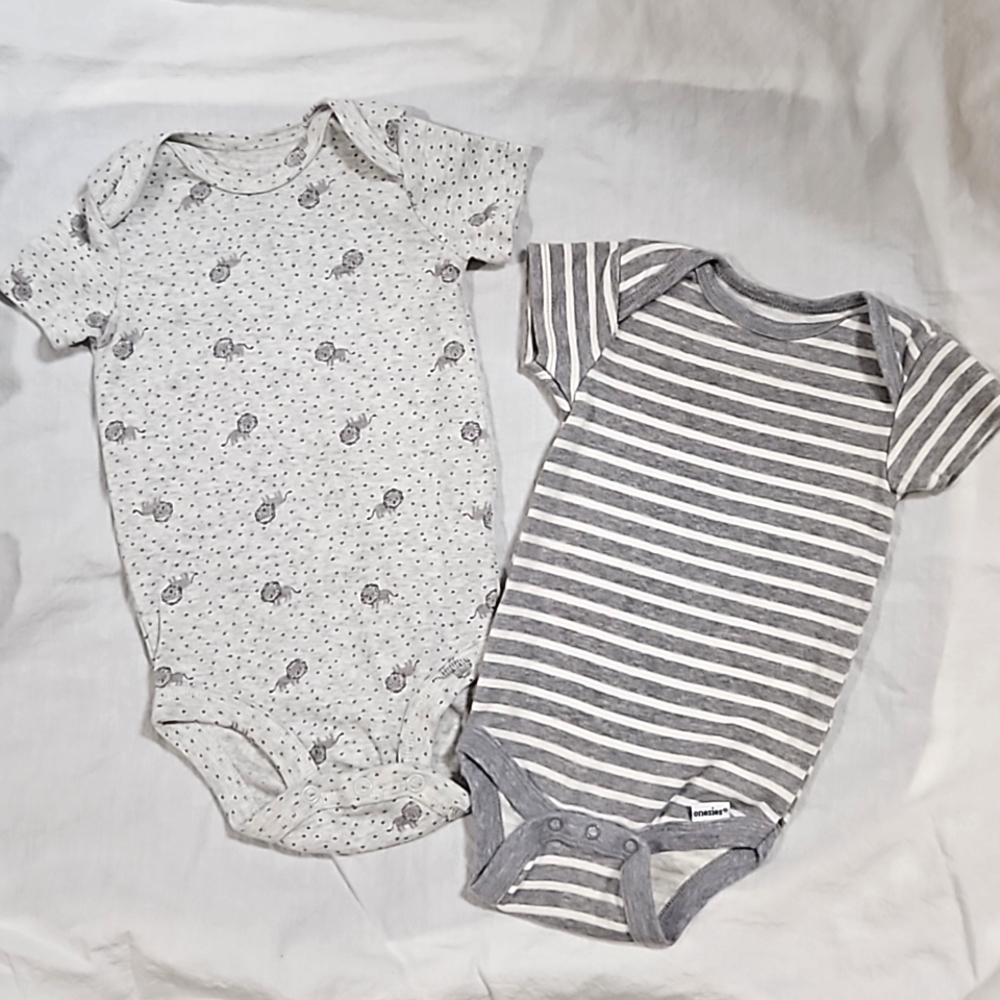5 for $15!! 2 Baby Boy Bodysuits Gerber Organic Onesie 3-6 M & Just One You 6 Mo